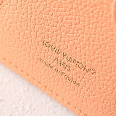 【顶级品质】M27487 桃色 本款 Lisa 钱夹出自 Rainbow 系列,为 Monogram E 【顶级品质】M27487 桃色 本款 Lisa 钱夹出自 Rainbow 系列,为 Monogram E