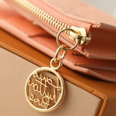【顶级品质】M27487 桃色 本款 Lisa 钱夹出自 Rainbow 系列,为 Monogram E 【顶级品质】M27487 桃色 本款 Lisa 钱夹出自 Rainbow 系列,为 Monogram E