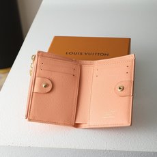 【顶级品质】M27487 桃色 本款 Lisa 钱夹出自 Rainbow 系列,为 Monogram E 【顶级品质】M27487 桃色 本款 Lisa 钱夹出自 Rainbow 系列,为 Monogram E