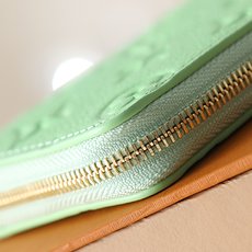 【顶级品质】M27670 草绿【口袋卡夹零钱包】“彩虹”系列中登场的鲜艳的“钱包·诺亚 紧凑型”。使用了 【顶级品质】M27670 草绿【口袋卡夹零钱包】“彩虹”系列中登场的鲜艳的“钱包·诺亚 紧凑型”。使用了
