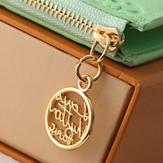 【顶级品质】M27670 草绿【口袋卡夹零钱包】“彩虹”系列中登场的鲜艳的“钱包·诺亚 紧凑型”。使用了 【顶级品质】M27670 草绿【口袋卡夹零钱包】“彩虹”系列中登场的鲜艳的“钱包·诺亚 紧凑型”。使用了