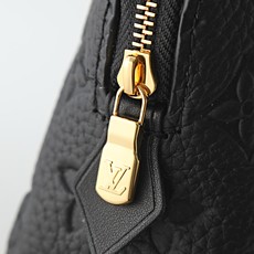 【顶级品质】M47515 黑压 这款Damier 压花化妆包以拉链开合,取放化妆品轻松方便,设有一个可 【顶级品质】M47515 黑压 这款Damier 压花化妆包以拉链开合,取放化妆品轻松方便,设有一个可