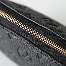 【顶级品质】M47515 黑压 这款Damier 压花化妆包以拉链开合,取放化妆品轻松方便,设有一个可 【顶级品质】M47515 黑压 这款Damier 压花化妆包以拉链开合,取放化妆品轻松方便,设有一个可