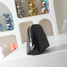 【顶级品质】M47515 黑压 这款Damier 压花化妆包以拉链开合,取放化妆品轻松方便,设有一个可 【顶级品质】M47515 黑压 这款Damier 压花化妆包以拉链开合,取放化妆品轻松方便,设有一个可