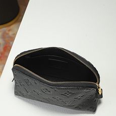 【顶级品质】M47515 黑压 这款Damier 压花化妆包以拉链开合,取放化妆品轻松方便,设有一个可 【顶级品质】M47515 黑压 这款Damier 压花化妆包以拉链开合,取放化妆品轻松方便,设有一个可