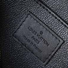【顶级品质】M47515 黑压 这款Damier 压花化妆包以拉链开合,取放化妆品轻松方便,设有一个可 【顶级品质】M47515 黑压 这款Damier 压花化妆包以拉链开合,取放化妆品轻松方便,设有一个可