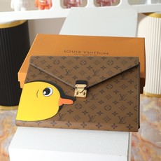 【顶级品质】G11120 鸭子LOUIS VUITTON xSun Yitian联名款小鸭图案锁扣开合小 【顶级品质】G11120 鸭子LOUIS VUITTON xSun Yitian联名款小鸭图案锁扣开合小