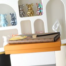 【顶级品质】G11120 鸭子LOUIS VUITTON xSun Yitian联名款小鸭图案锁扣开合小 【顶级品质】G11120 鸭子LOUIS VUITTON xSun Yitian联名款小鸭图案锁扣开合小
