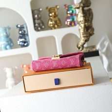 【顶级品质】M4622z 粉牛仔POUCH METIS 腰带、本款 Pouch Metis 腰带以现代设 【顶级品质】M4622z 粉牛仔POUCH METIS 腰带、本款 Pouch Metis 腰带以现代设