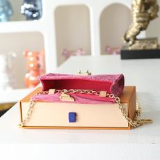 【顶级品质】M4622z 粉牛仔POUCH METIS 腰带、本款 Pouch Metis 腰带以现代设 【顶级品质】M4622z 粉牛仔POUCH METIS 腰带、本款 Pouch Metis 腰带以现代设