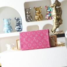 【顶级品质】M4622z 粉牛仔POUCH METIS 腰带、本款 Pouch Metis 腰带以现代设 【顶级品质】M4622z 粉牛仔POUCH METIS 腰带、本款 Pouch Metis 腰带以现代设