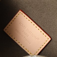 【顶级品质】M4622z 绿牛仔POUCH METIS 腰带、本款 Pouch Metis 腰带以现代设 【顶级品质】M4622z 绿牛仔POUCH METIS 腰带、本款 Pouch Metis 腰带以现代设