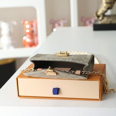 【顶级品质】M4622z 绿牛仔POUCH METIS 腰带、本款 Pouch Metis 腰带以现代设 【顶级品质】M4622z 绿牛仔POUCH METIS 腰带、本款 Pouch Metis 腰带以现代设