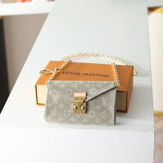 【顶级品质】M4622z 绿牛仔POUCH METIS 腰带、本款 Pouch Metis 腰带以现代设 【顶级品质】M4622z 绿牛仔POUCH METIS 腰带、本款 Pouch Metis 腰带以现代设