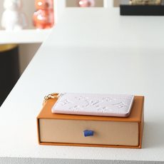 【顶级品质】M28250 薰衣草色为时尚单品增添女性气质的卡盒“Portal CartoLVCharm” 【顶级品质】M28250 薰衣草色为时尚单品增添女性气质的卡盒“Portal CartoLVCharm”