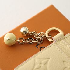 【顶级品质】M28994 香蕉色为时尚单品增添女性气质的卡盒“Portal CartoLVCharm”。 【顶级品质】M28994 香蕉色为时尚单品增添女性气质的卡盒“Portal CartoLVCharm”。