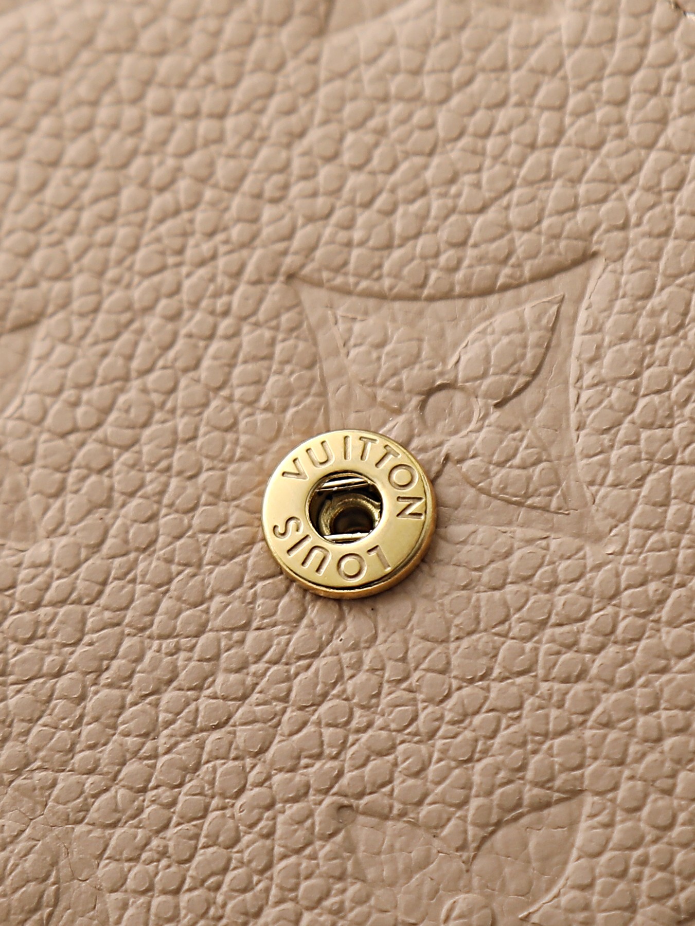 【顶级品质】M28987 卡其色颂扬优雅与女性气质的本季硬币系列“波尔托莫内·罗莎莉]。精致色调的单体无