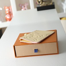 【顶级品质】M28985 香蕉色精致的细节令人着迷,以本季特有的女性触感重新诠释的卡盒“Portal C 【顶级品质】M28985 香蕉色精致的细节令人着迷,以本季特有的女性触感重新诠释的卡盒“Portal C