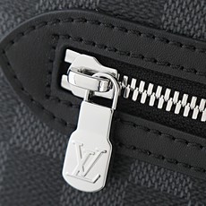 【顶级品质】M47626 黑格這款收納包以柔軟的Monogram Shadow壓花小牛皮製作,配有一個外 【顶级品质】M47626 黑格這款收納包以柔軟的Monogram Shadow壓花小牛皮製作,配有一個外