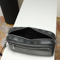 【顶级品质】M47626 黑格這款收納包以柔軟的Monogram Shadow壓花小牛皮製作,配有一個外 【顶级品质】M47626 黑格這款收納包以柔軟的Monogram Shadow壓花小牛皮製作,配有一個外