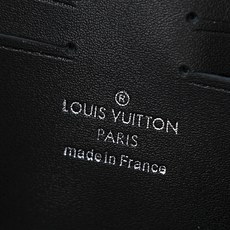 【顶级品质】M47626 黑格這款收納包以柔軟的Monogram Shadow壓花小牛皮製作,配有一個外 【顶级品质】M47626 黑格這款收納包以柔軟的Monogram Shadow壓花小牛皮製作,配有一個外