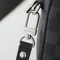 【顶级品质】M47626 黑格這款收納包以柔軟的Monogram Shadow壓花小牛皮製作,配有一個外 【顶级品质】M47626 黑格這款收納包以柔軟的Monogram Shadow壓花小牛皮製作,配有一個外