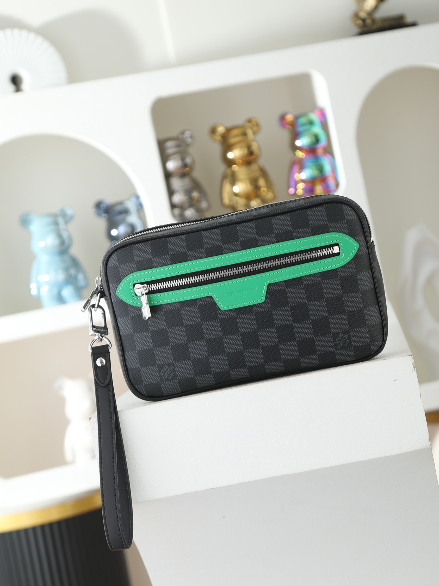 【顶级品质】M40840 黑格配绿【Pochette Kasai 手拿包】這款收納包以柔軟的Monogr