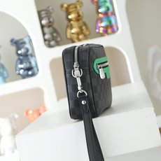【顶级品质】M40840 黑格配绿【Pochette Kasai 手拿包】這款收納包以柔軟的Monogr 【顶级品质】M40840 黑格配绿【Pochette Kasai 手拿包】這款收納包以柔軟的Monogr