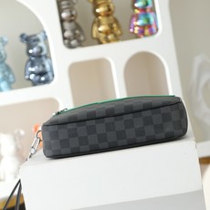 【顶级品质】M40840 黑格配绿【Pochette Kasai 手拿包】這款收納包以柔軟的Monogr 【顶级品质】M40840 黑格配绿【Pochette Kasai 手拿包】這款收納包以柔軟的Monogr