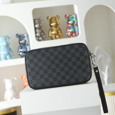 【顶级品质】M40840 黑格配绿【Pochette Kasai 手拿包】這款收納包以柔軟的Monogr 【顶级品质】M40840 黑格配绿【Pochette Kasai 手拿包】這款收納包以柔軟的Monogr