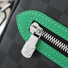 【顶级品质】M40840 黑格配绿【Pochette Kasai 手拿包】這款收納包以柔軟的Monogr 【顶级品质】M40840 黑格配绿【Pochette Kasai 手拿包】這款收納包以柔軟的Monogr