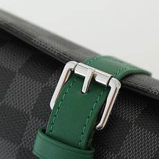 【顶级品质】M40847 黑格配绿此款优雅腕表盒由风格硬朗的Eclipse Monogram帆布面料裁制 【顶级品质】M40847 黑格配绿此款优雅腕表盒由风格硬朗的Eclipse Monogram帆布面料裁制