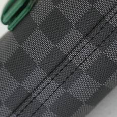 【顶级品质】M40847 黑格配绿此款优雅腕表盒由风格硬朗的Eclipse Monogram帆布面料裁制 【顶级品质】M40847 黑格配绿此款优雅腕表盒由风格硬朗的Eclipse Monogram帆布面料裁制
