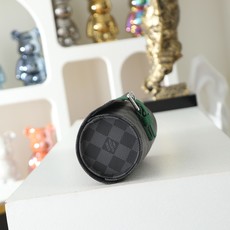 【顶级品质】M40847 黑格配绿此款优雅腕表盒由风格硬朗的Eclipse Monogram帆布面料裁制 【顶级品质】M40847 黑格配绿此款优雅腕表盒由风格硬朗的Eclipse Monogram帆布面料裁制