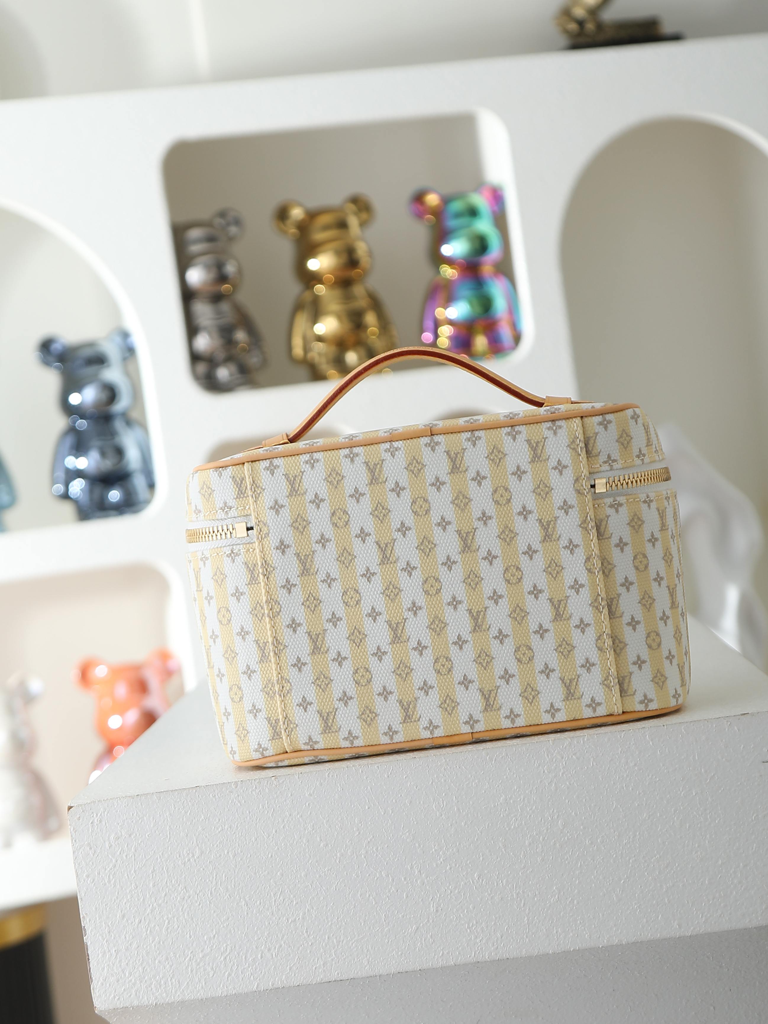 【顶级品质】M28702本款 Nice 迷你化妆箱采用 LV StamP帆布，以亚麻棉布混纺营造耐磨粒面