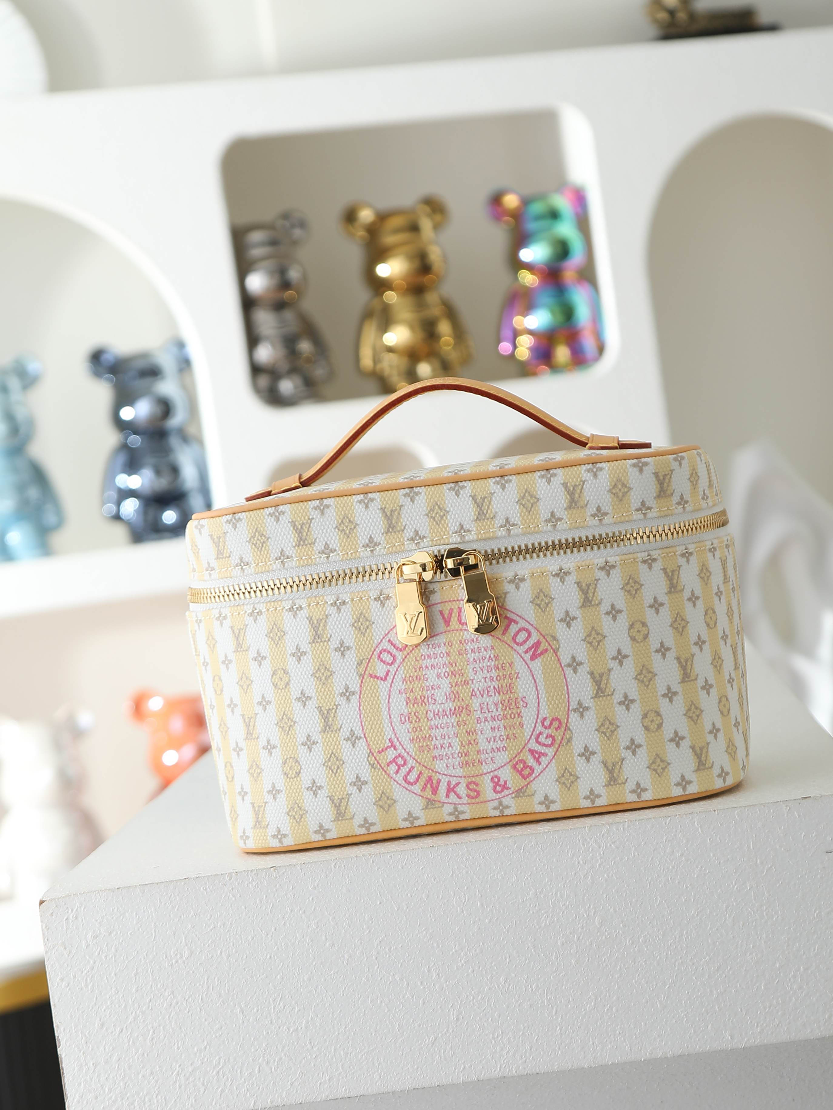 【顶级品质】M28702本款 Nice 迷你化妆箱采用 LV StamP帆布，以亚麻棉布混纺营造耐磨粒面