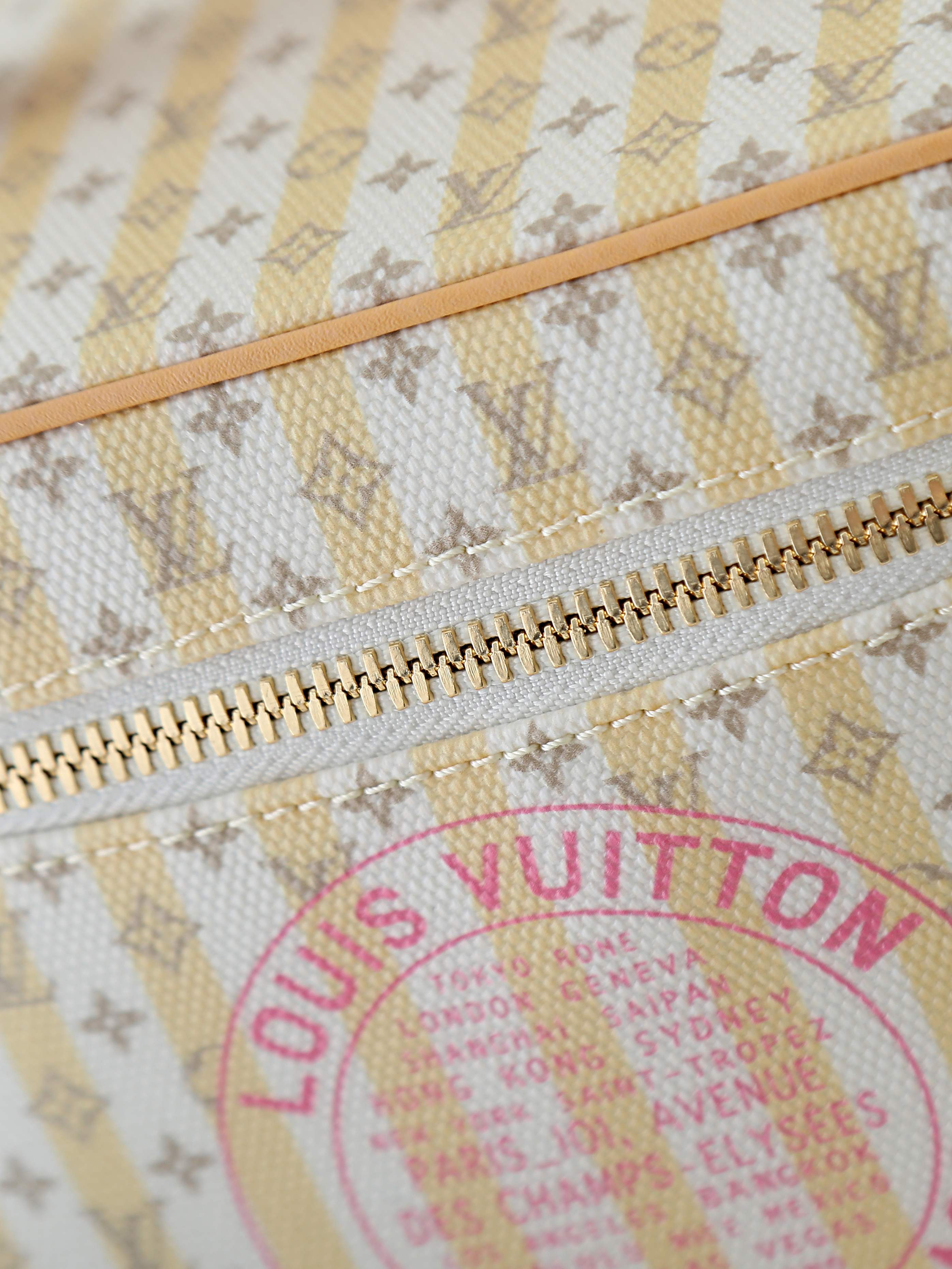 【顶级品质】M28702本款 Nice 迷你化妆箱采用 LV StamP帆布，以亚麻棉布混纺营造耐磨粒面