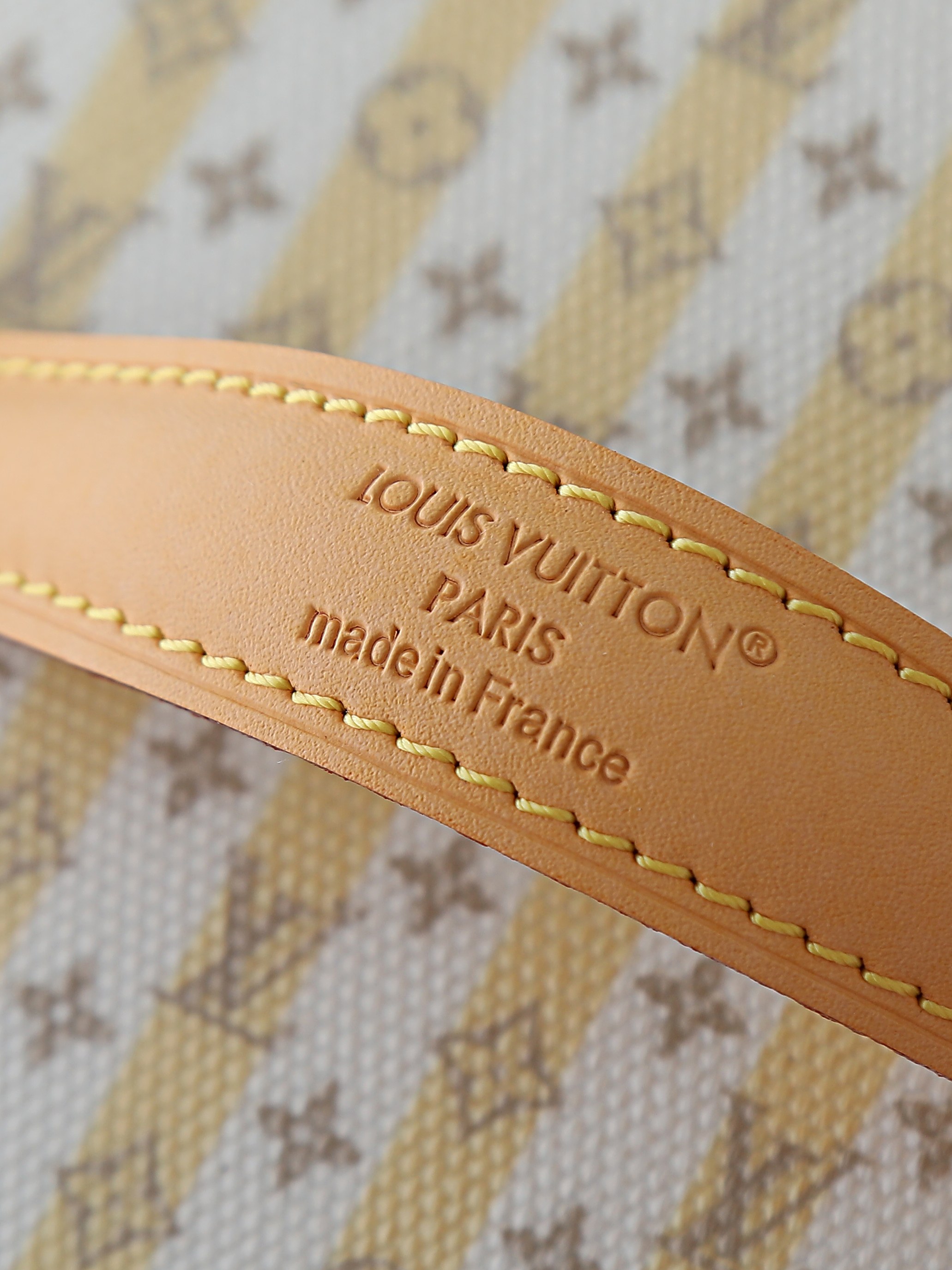 【顶级品质】M28702本款 Nice 迷你化妆箱采用 LV StamP帆布，以亚麻棉布混纺营造耐磨粒面
