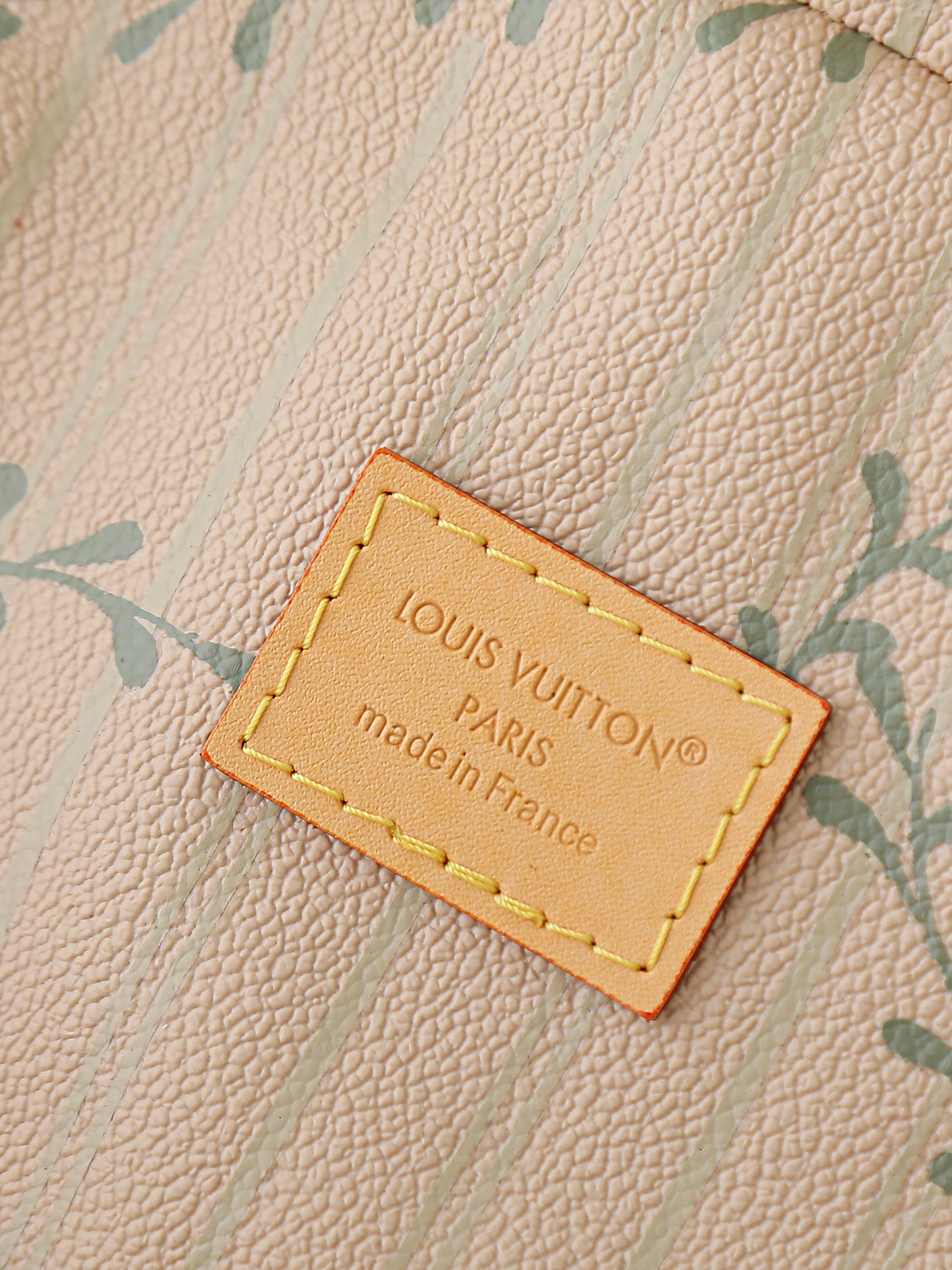 【顶级品质】M28702本款 Nice 迷你化妆箱采用 LV StamP帆布，以亚麻棉布混纺营造耐磨粒面