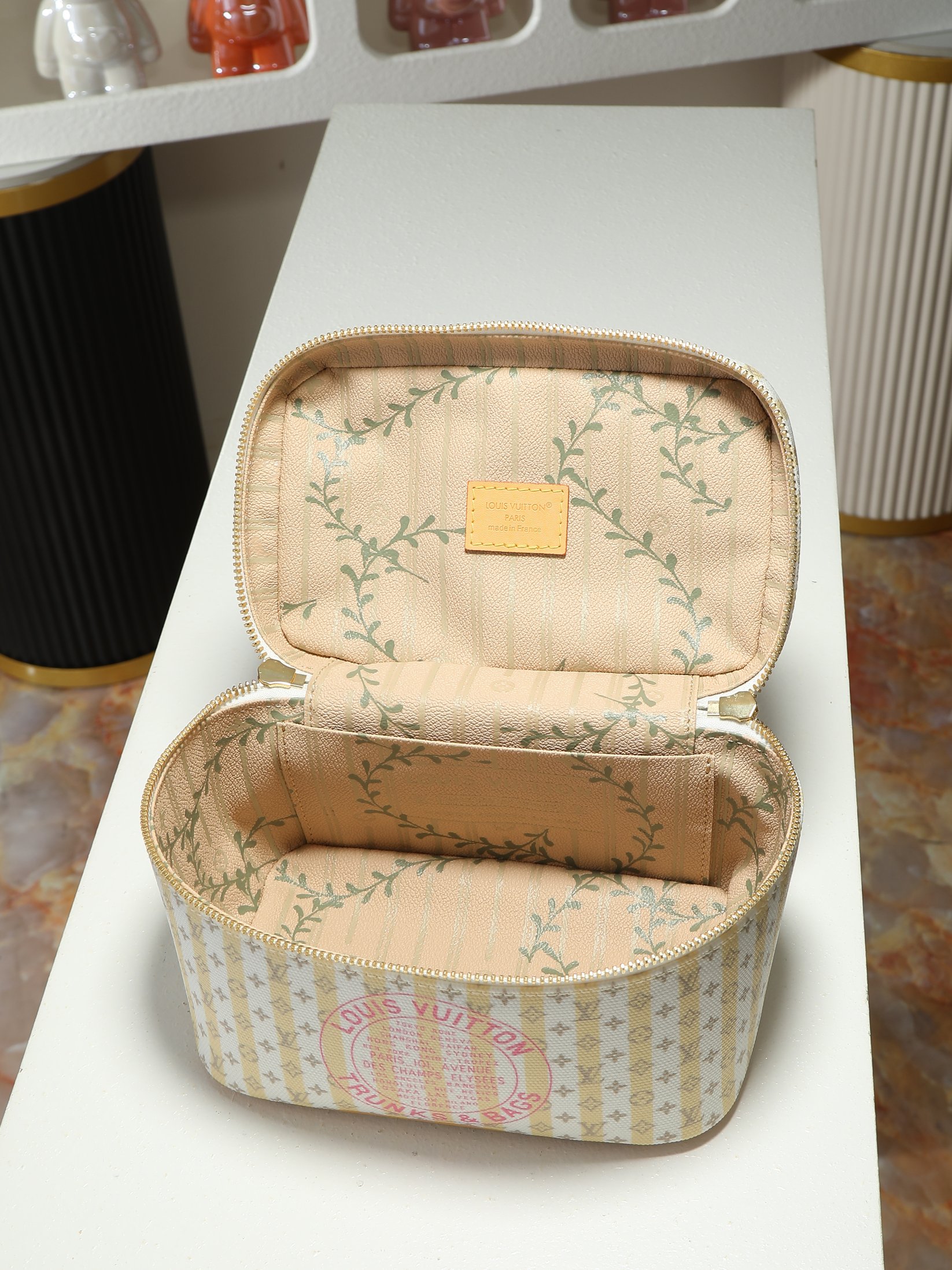 【顶级品质】M28702本款 Nice 迷你化妆箱采用 LV StamP帆布，以亚麻棉布混纺营造耐磨粒面