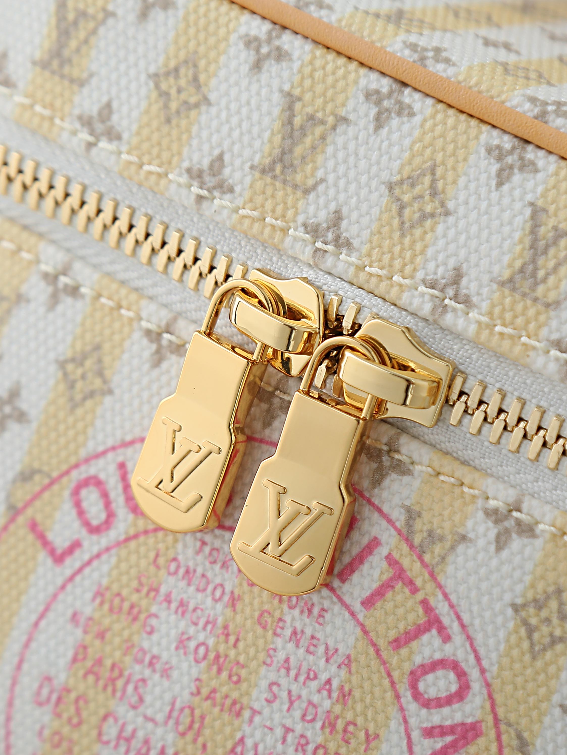 【顶级品质】M28702本款 Nice 迷你化妆箱采用 LV StamP帆布，以亚麻棉布混纺营造耐磨粒面