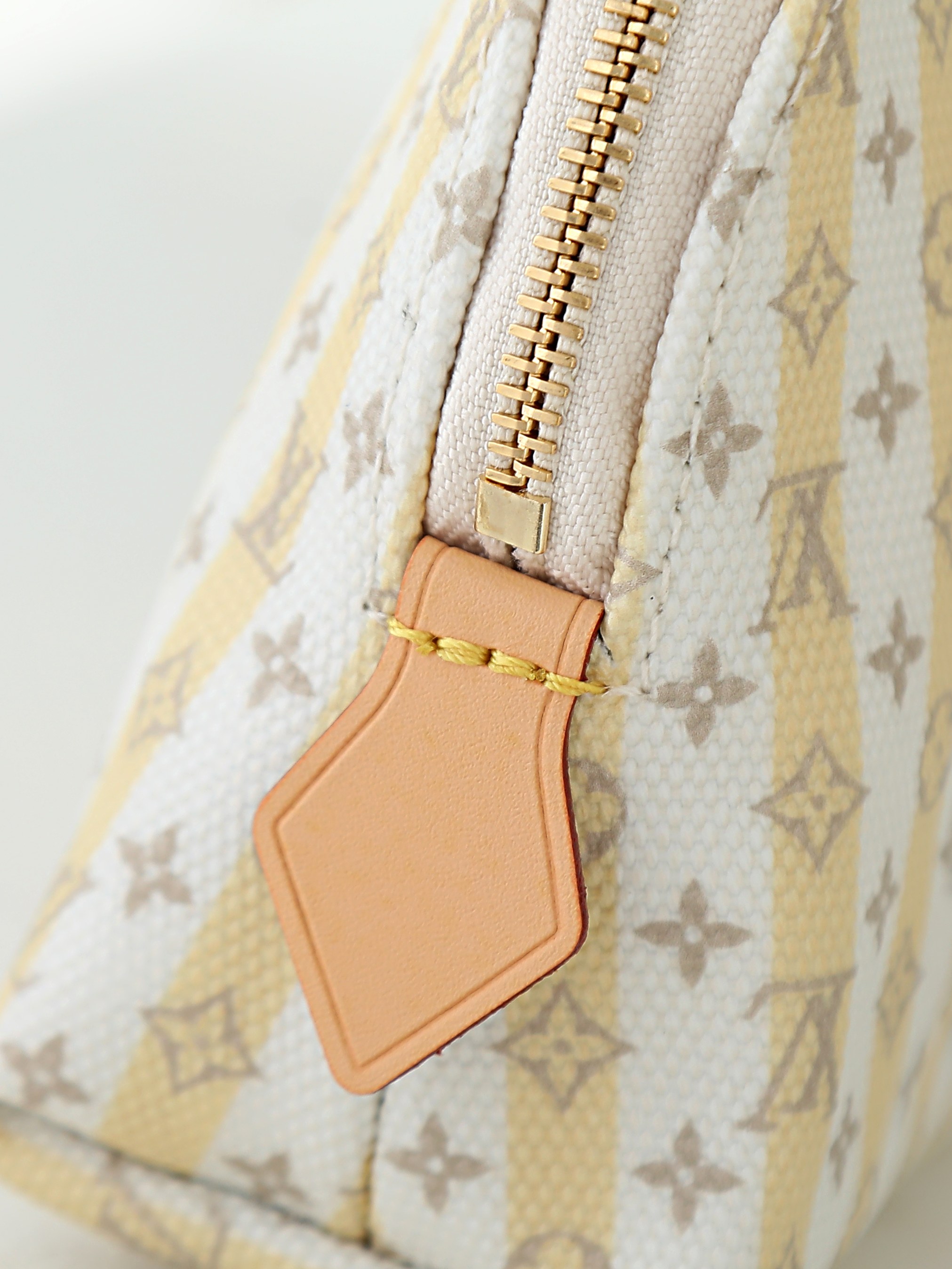 【顶级品质】M28679本款 Pochette Cosmétique 小号化妆包身披 LV StamP涂