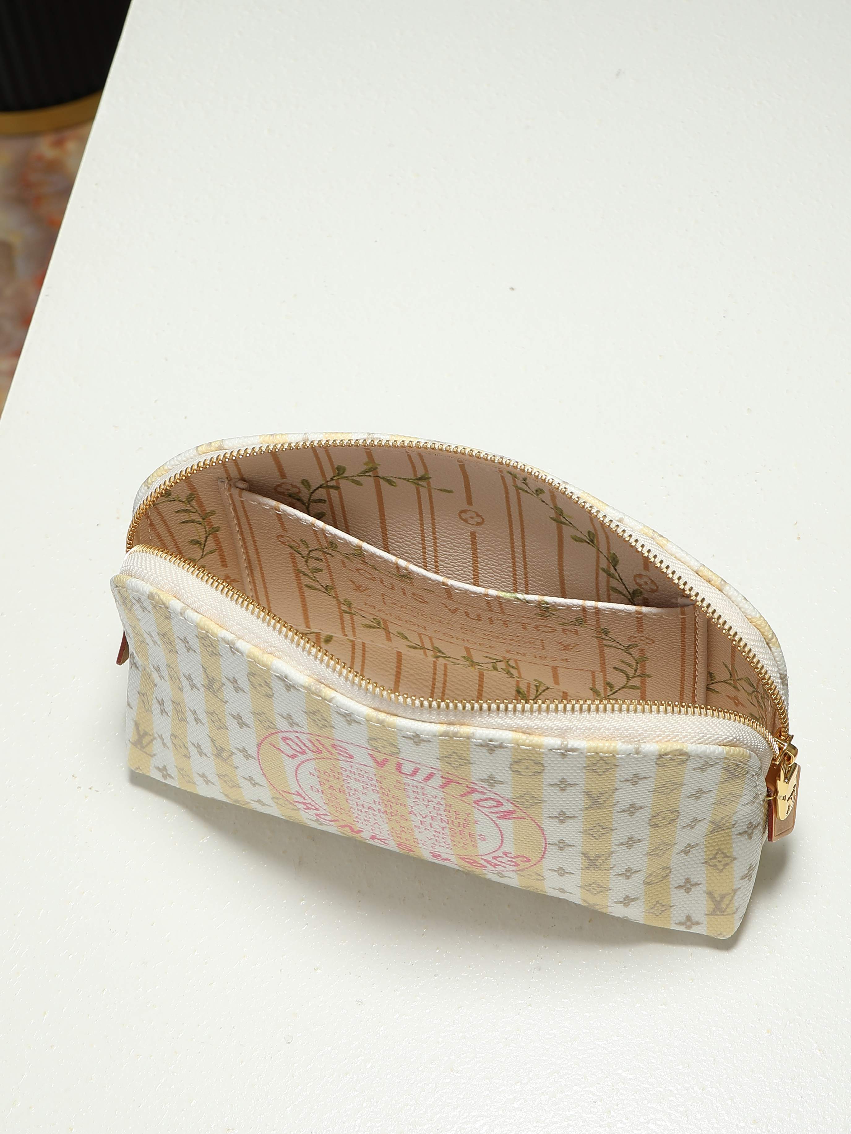 【顶级品质】M28679本款 Pochette Cosmétique 小号化妆包身披 LV StamP涂