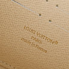 【顶级品质】M28463赞美庄园的行李箱和包的存档,用LV夕阳的签名一重新诠释的“吉皮一钱包”。在充满童 【顶级品质】M28463赞美庄园的行李箱和包的存档,用LV夕阳的签名一重新诠释的“吉皮一钱包”。在充满童