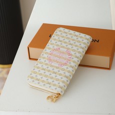 【顶级品质】M28463赞美庄园的行李箱和包的存档,用LV夕阳的签名一重新诠释的“吉皮一钱包”。在充满童 【顶级品质】M28463赞美庄园的行李箱和包的存档,用LV夕阳的签名一重新诠释的“吉皮一钱包”。在充满童