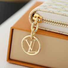 【顶级品质】M28463赞美庄园的行李箱和包的存档,用LV夕阳的签名一重新诠释的“吉皮一钱包”。在充满童 【顶级品质】M28463赞美庄园的行李箱和包的存档,用LV夕阳的签名一重新诠释的“吉皮一钱包”。在充满童