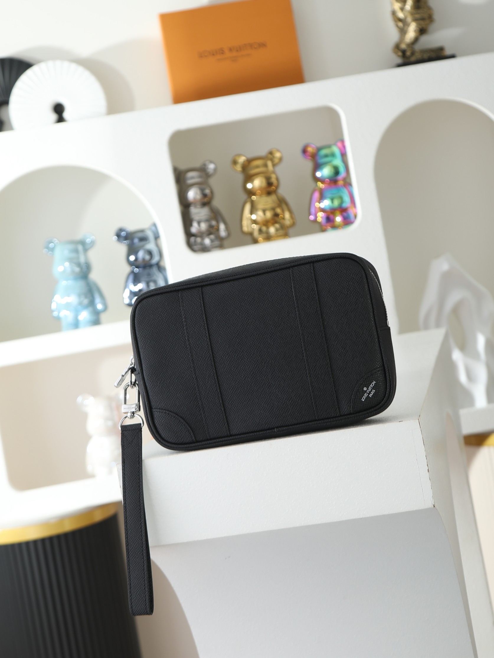 【顶级品质】M30939 十字纹POCHETTE KASAI 手拿包 这款Kasaï邮袋由Damier石