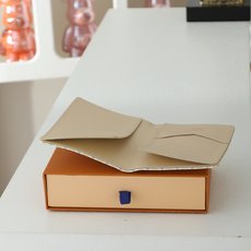 【顶级品质】M29034本款护照套取材明丽帆布,以 LV StamP标识致意品牌旅行传承,与传统硬箱和手 【顶级品质】M29034本款护照套取材明丽帆布,以 LV StamP标识致意品牌旅行传承,与传统硬箱和手