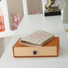 【顶级品质】M29034本款护照套取材明丽帆布,以 LV StamP标识致意品牌旅行传承,与传统硬箱和手 【顶级品质】M29034本款护照套取材明丽帆布,以 LV StamP标识致意品牌旅行传承,与传统硬箱和手