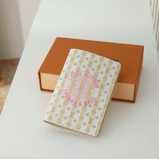 【顶级品质】M29034本款护照套取材明丽帆布,以 LV StamP标识致意品牌旅行传承,与传统硬箱和手 【顶级品质】M29034本款护照套取材明丽帆布,以 LV StamP标识致意品牌旅行传承,与传统硬箱和手